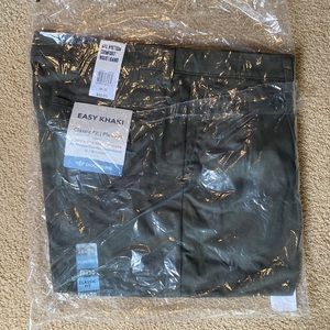 NWT Dockers Olive Easy Khaki. Pleated 36x30.